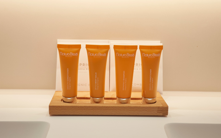 standard-doppelzimmer Hab-Bathroom-Amenities.jpg